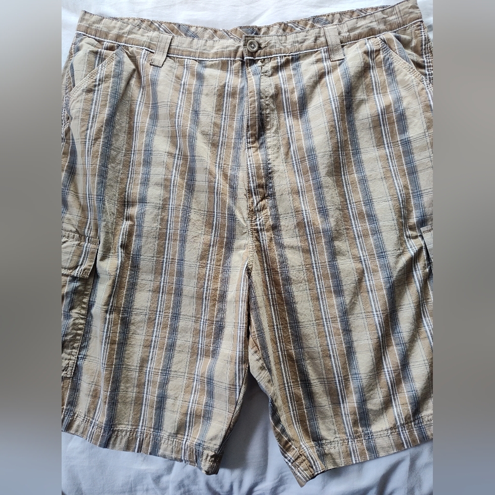 WRANGLER Men's Shorts.  Waist Size 42.  10" Inseam.